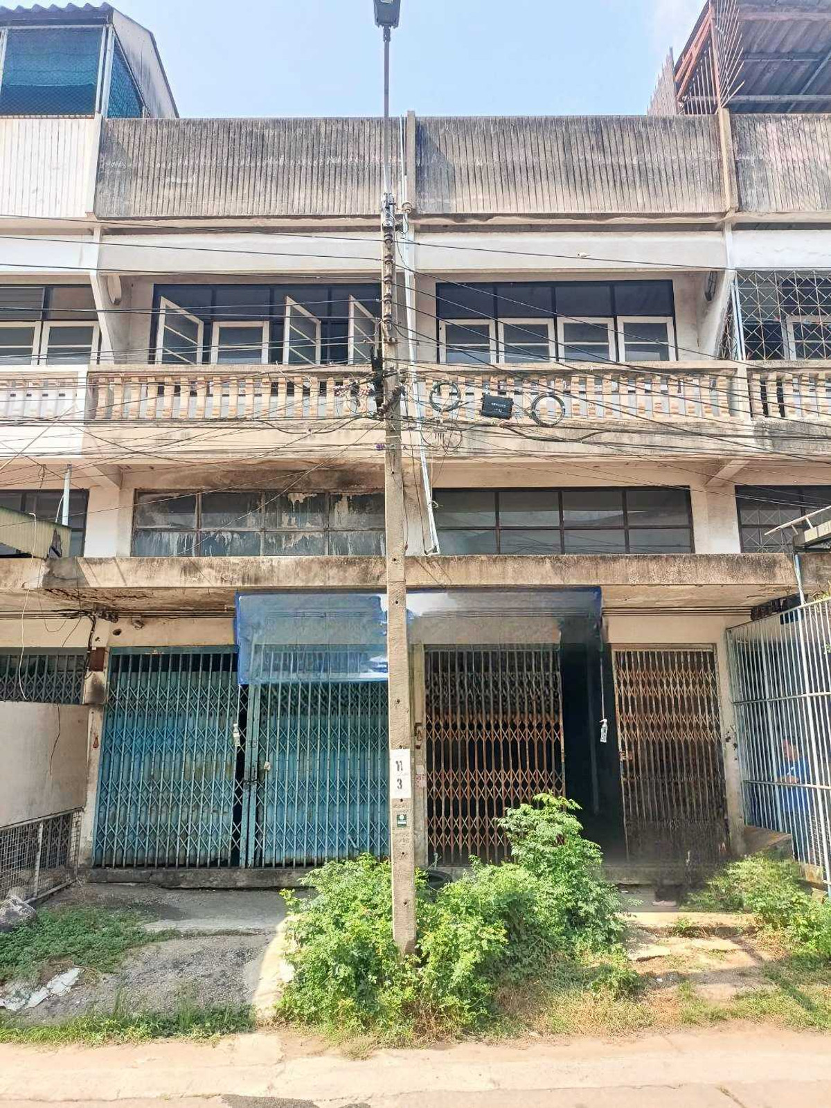 Commercial Buildings for Sale: Hansa Ma Charoen Village Phetkasem 81 Spacious 240 sq.m.