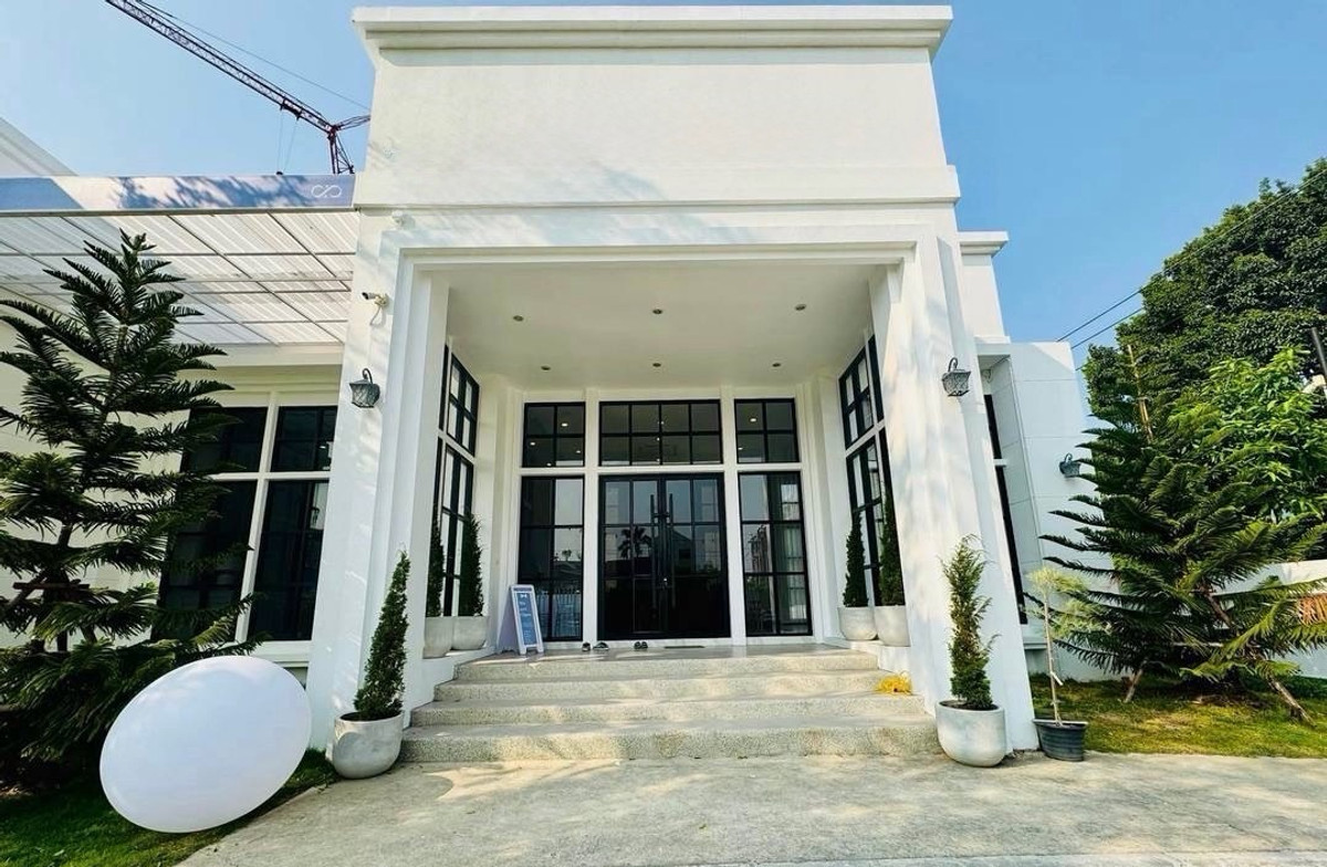 ขายอาคารบนที่ดินขนาดใหญ่  พร้อมผู้เช่าสัญญาถึง เมษายน 2570 ย่านแบริ่ง ใกล้ BTS เพียง 3 นาที ขนาด 351 ตร.ว พร้อมที่จอดรถ 10 คัน เหมาะทำธุรกิจ