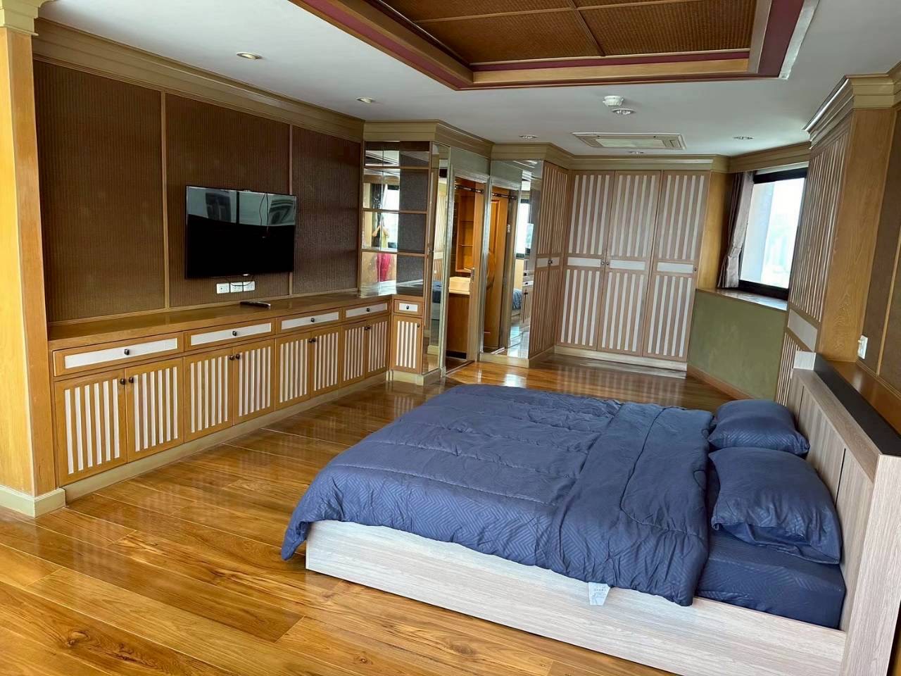 ★ President Park Sukhumvit 24 ★ 223 sq m, 28th floor (3 bedrooms, 3 bathrooms), Pets allowed ★ Near BTS Phrom Phong ★ Near Emporium, EmQuartier, Benjasiri Park ★ Numerous amenities ★ Fully furnished with appliances ★