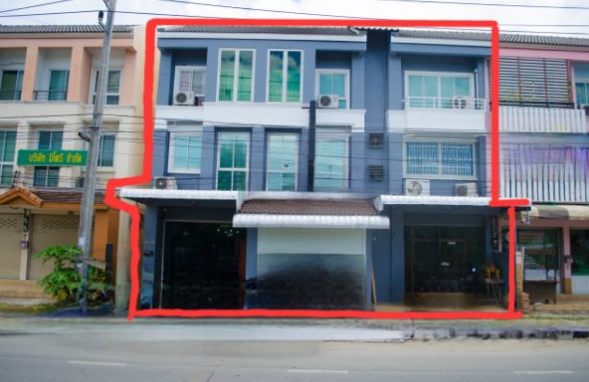 Shophouse for sale, 3 rooms next to each other, good location, suitable for doing business. Next to Chiang Mai 700th Anniversary Road.