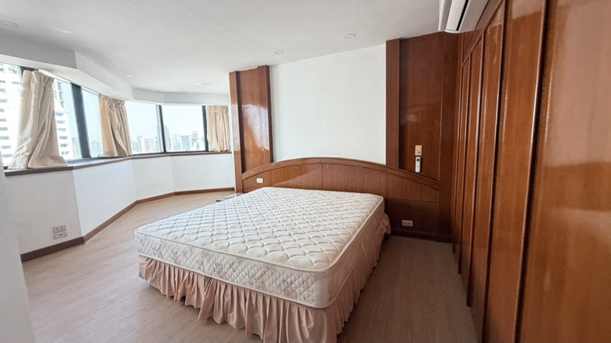 Condo for Rent 3-bedroom, size 260 sqm., Phrom Phong area.