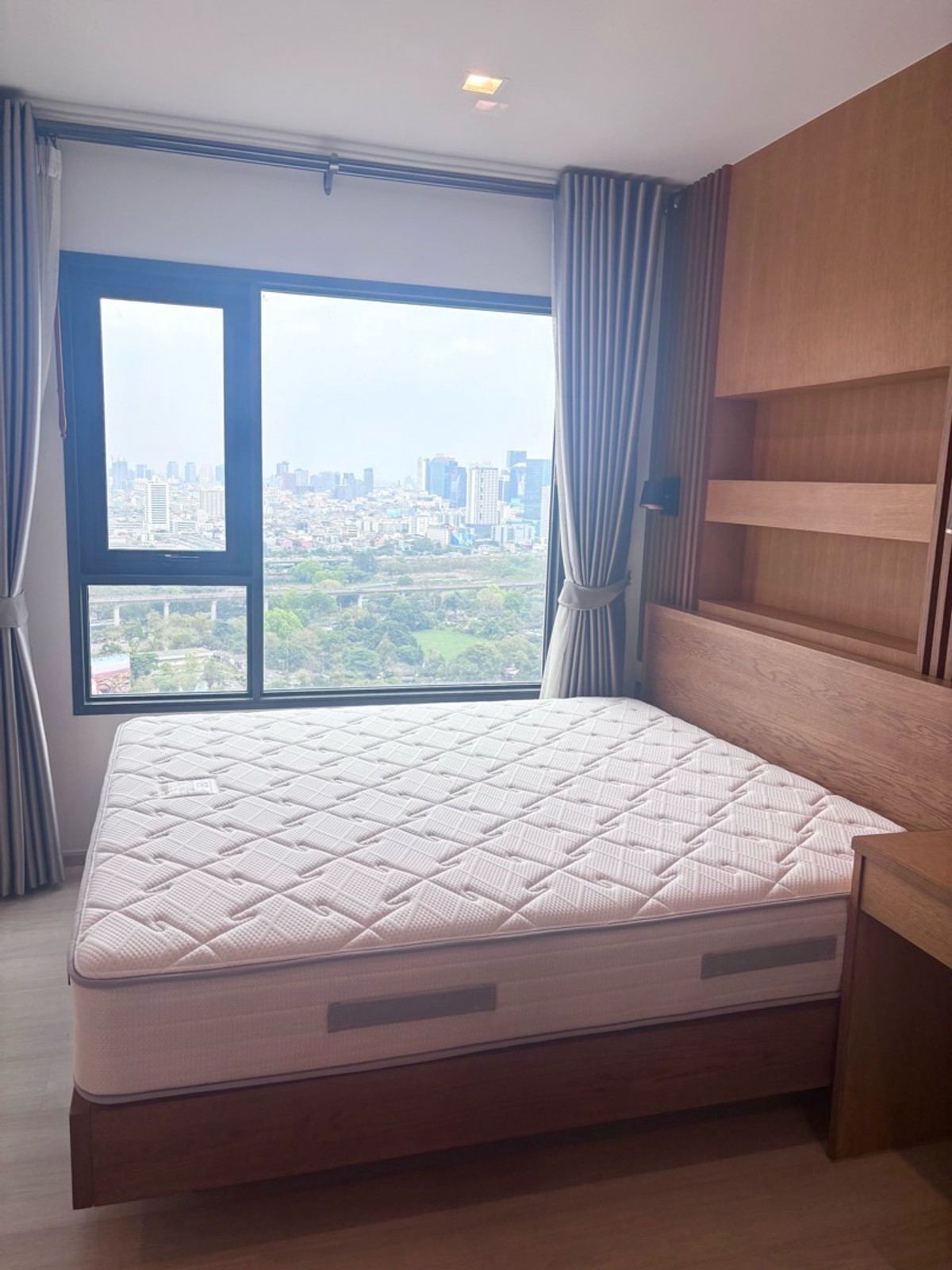 For Sale: Life One Wireless – 33rd Floor For Sale: Life One Wireless – 33rd Floor