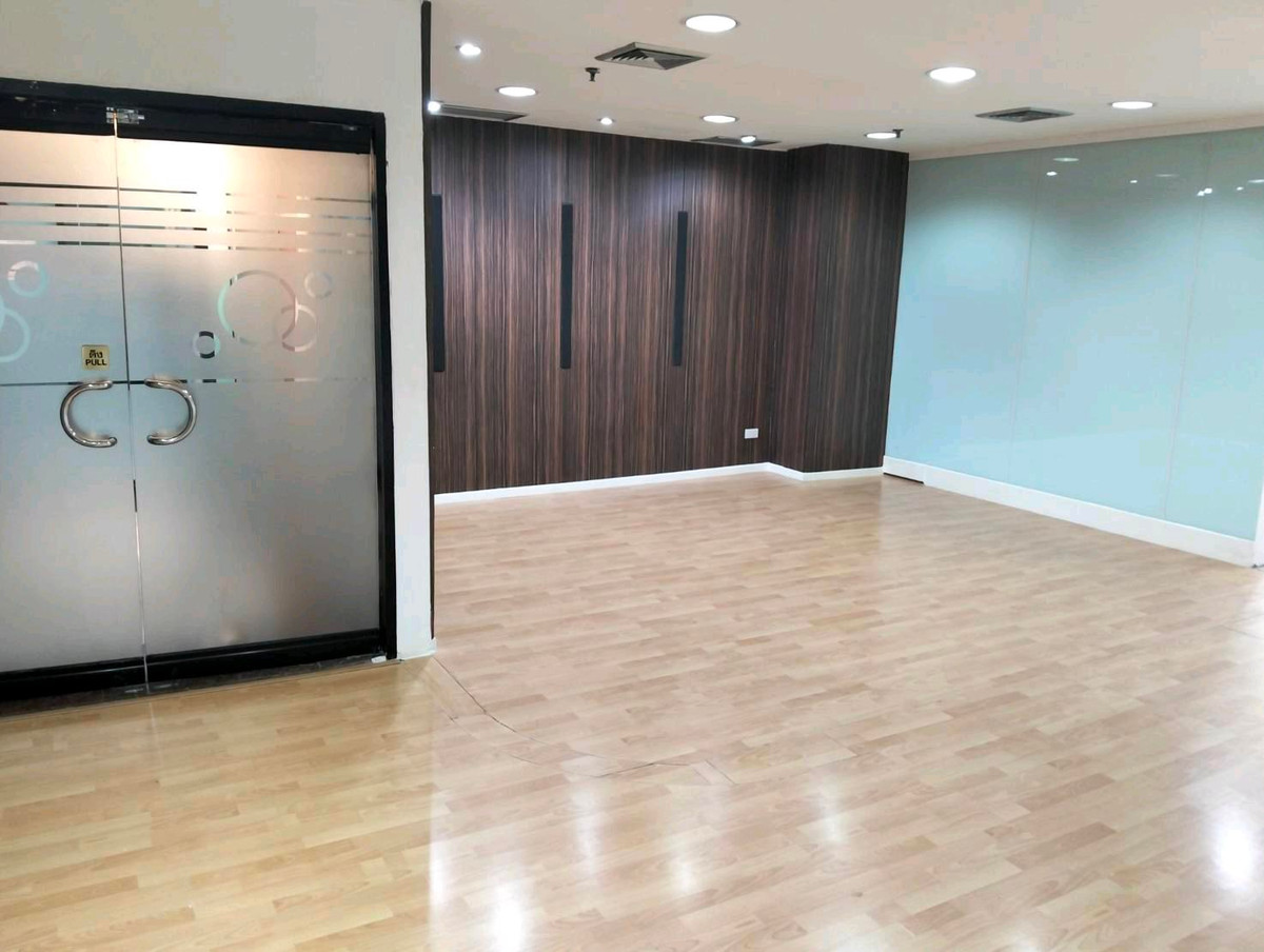 🏬🏬Office for rent, high floor, beautiful view, size 209 sq m, ITF Silom building. 
Consisting of 
- Reception area and a large office room
3 small office rooms
1 maids room 
1 electrical control room
3 bathrooms
3 parking spaces in the building – รูปที่ 4