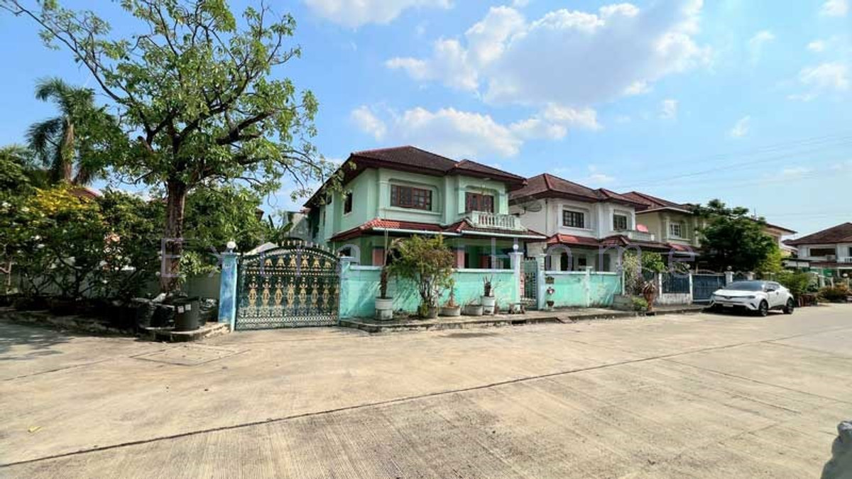 House with land 134 sq m., Pracha Uthit 127, Wiset Suk Nakhon, corner house.