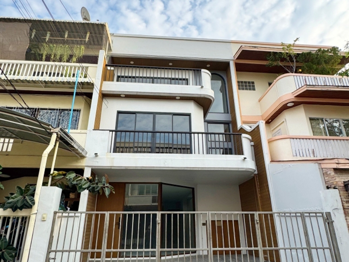 For sale, 3-story townhome, Nakniwat Kasemsan 1, Lat Phrao, Sangkhomson, 25 sq m, good location.