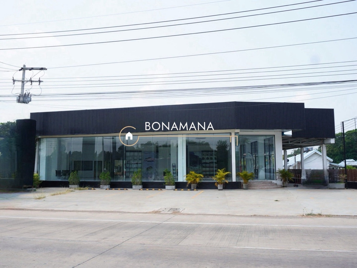 Newly renovated showroom for sale with land, prime location, Phichit Province. Newly renovated showroom for sale with land, prime location, Phichit Province.