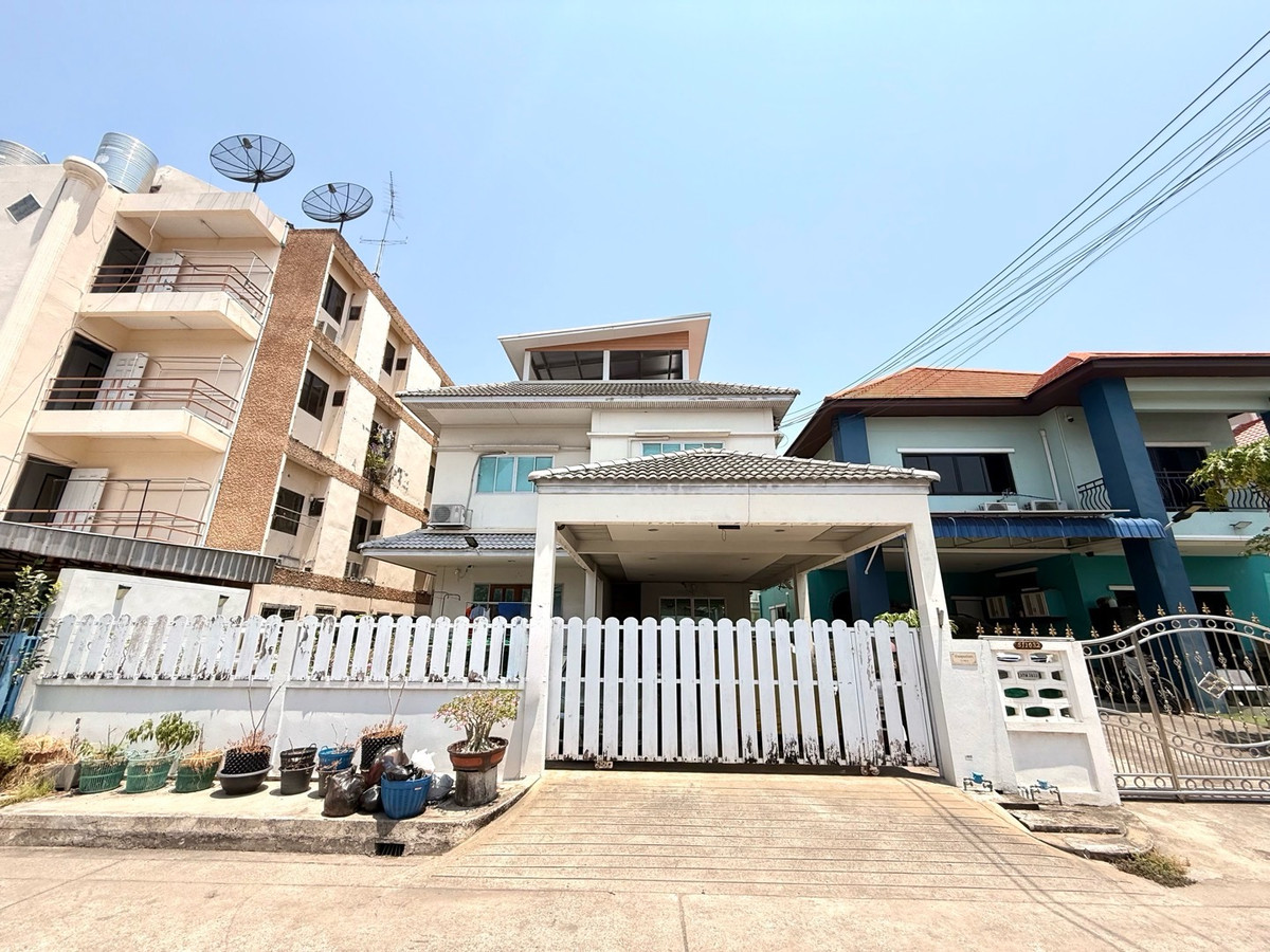 Urgent sale‼️3-storey detached house with rooftop, size 60 wa, 3-4 bedrooms, 4 bathrooms, parking for 2 cars, Soi Prachachuen Village 16 📌 Good location, expressway, near department stores. Travel in and out in many ways 🚙💨 Urgent sale‼️3-storey detached house with rooftop, size 60 wa, 3-4 bedrooms, 4 bathrooms, parking for 2 cars, Soi Prachachuen Village 16 📌 Good location, expressway, near department stores. Travel in and out in many ways 🚙💨