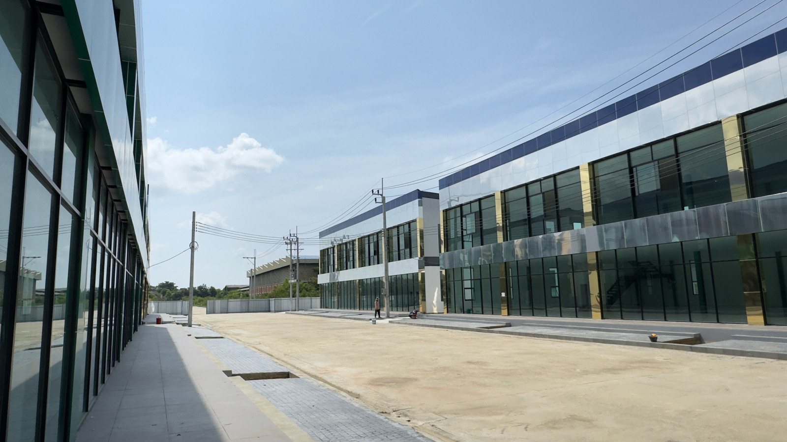For rent: 2-story showroom building, new building, Samae Dam location, Rama 2 , usable area 1,000 sq m, rent 300,000 baht/month. For rent: 2-story showroom building, new building, Samae Dam location, Rama 2 , usable area 1,000 sq m, rent 300,000 baht/month.