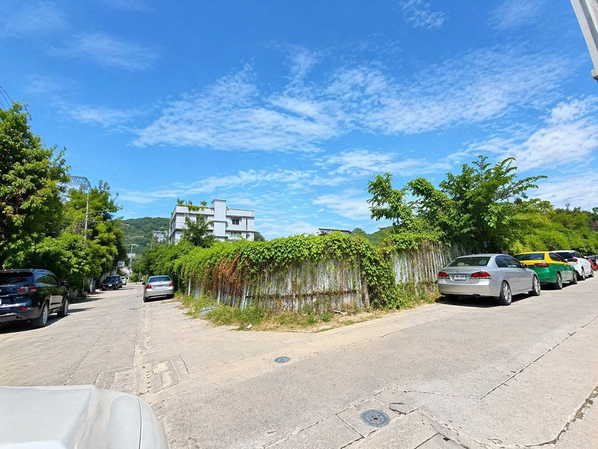 Corner plot of land for sale, Lat Phrao 48, near Phawana BTS station. Corner plot of land for sale, Lat Phrao 48, near Phawana BTS station.