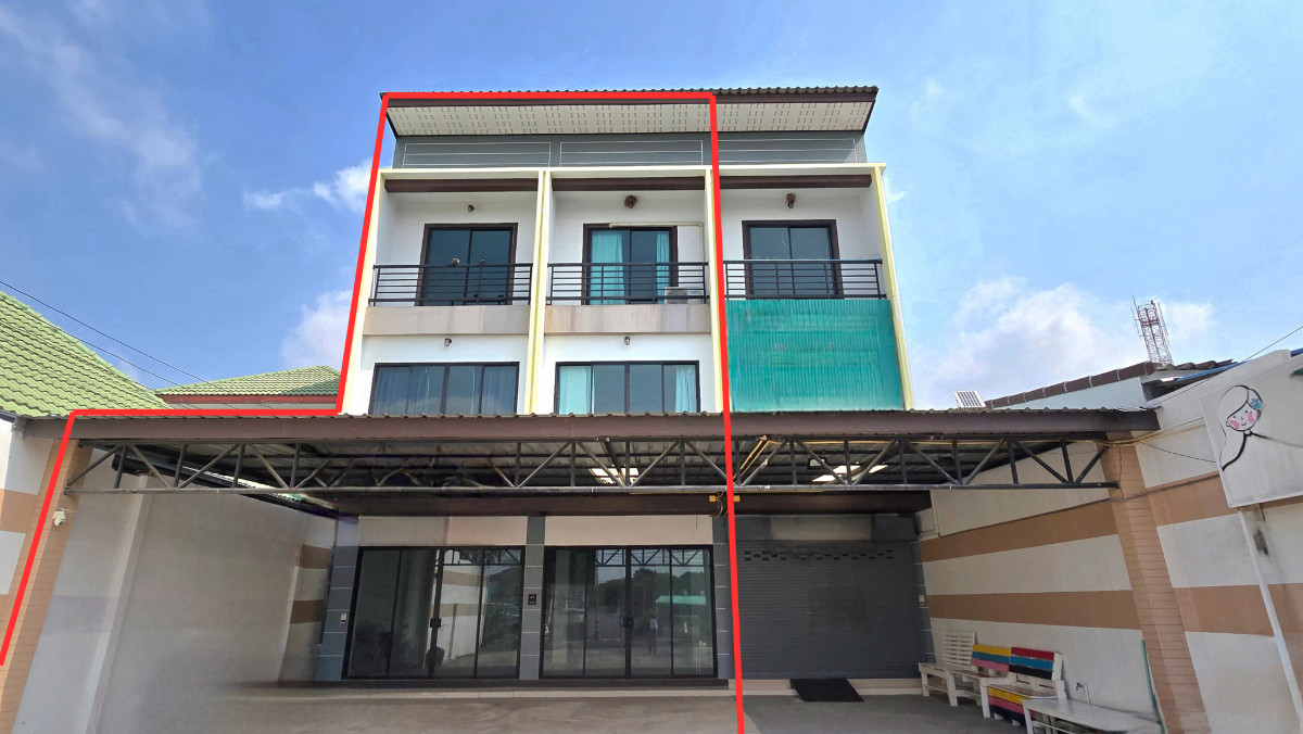 Commercial building for sale, 3 floors, 2 units, Bang Kaeo, Mueang Ang Thong District, Ang Thong Province, area 43.8 sq m, next to the main road, price 10,000,000 baht.