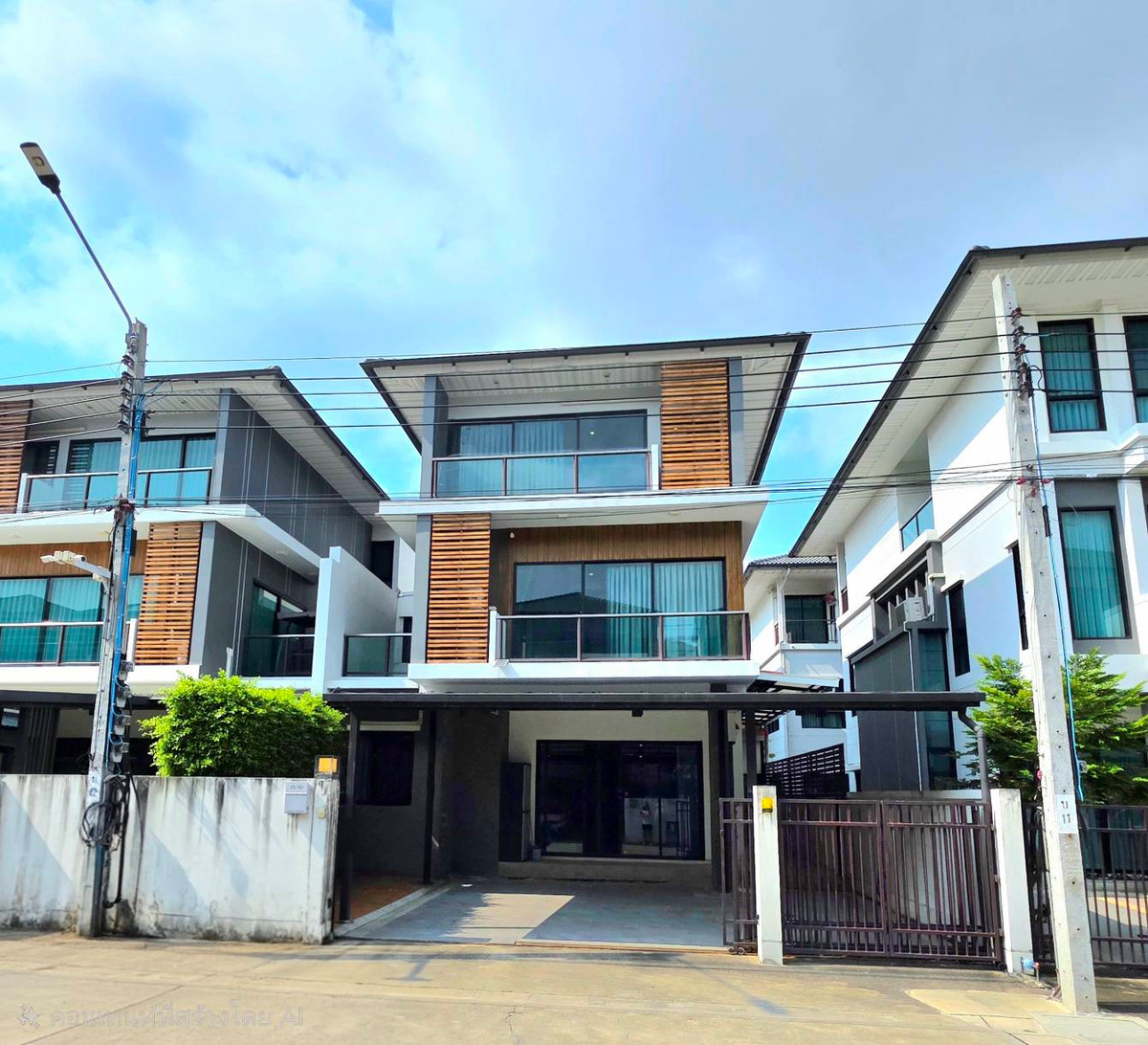 ขายบ้านแฝด 3 ชั้น หลังใหญ่ 5 ห้องนอน พร้อมเฟอร์ใหม่ทั้งหลัง ในโครงการศุภาลัย เอสเซ้นส์ สวนหลวง เพียง 9.9 ล้าน