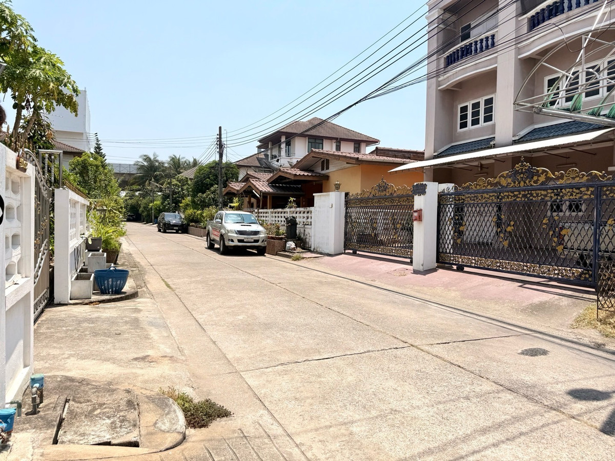 Urgent sale‼️3-storey detached house with rooftop, size 60 wa, 3-4 bedrooms, 4 bathrooms, parking for 2 cars, Soi Prachachuen Village 16 📌 Good location, expressway, near department stores. Travel in and out in many ways 🚙💨 – รูปที่ 2