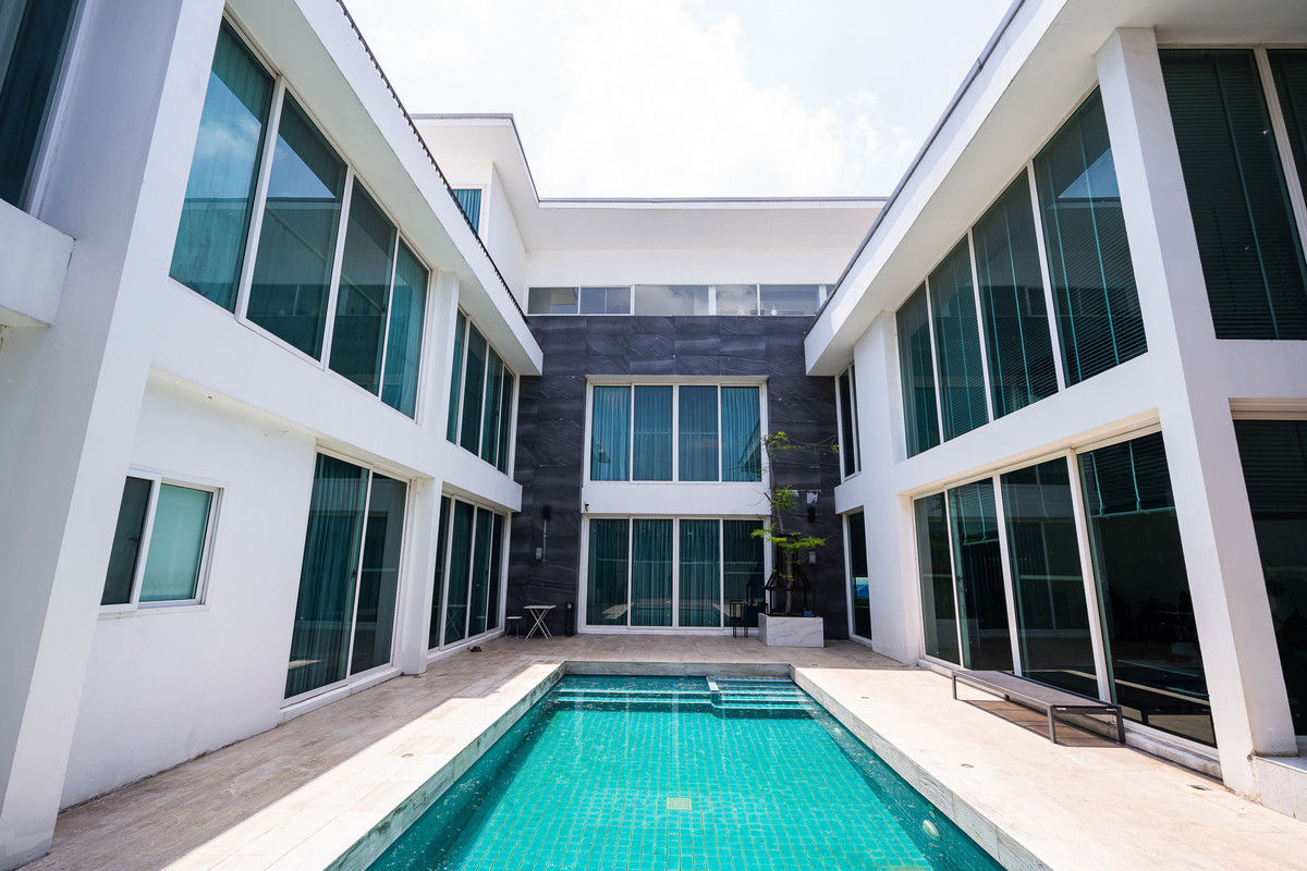 Luxury house for sale with swimming pool near Mega Bangna Luxury house for sale with swimming pool near Mega Bangna