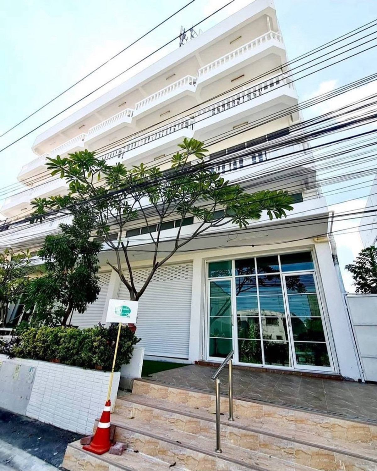 [For rent] - [Commercial building, 4 floors, 5 units, empty building with air conditioning on some floors] Area over 1,000 sq m with large parking, suitable for an office, school, nursery or warehouse, near True Digital Park and BTS Punnawithi LC0099  
