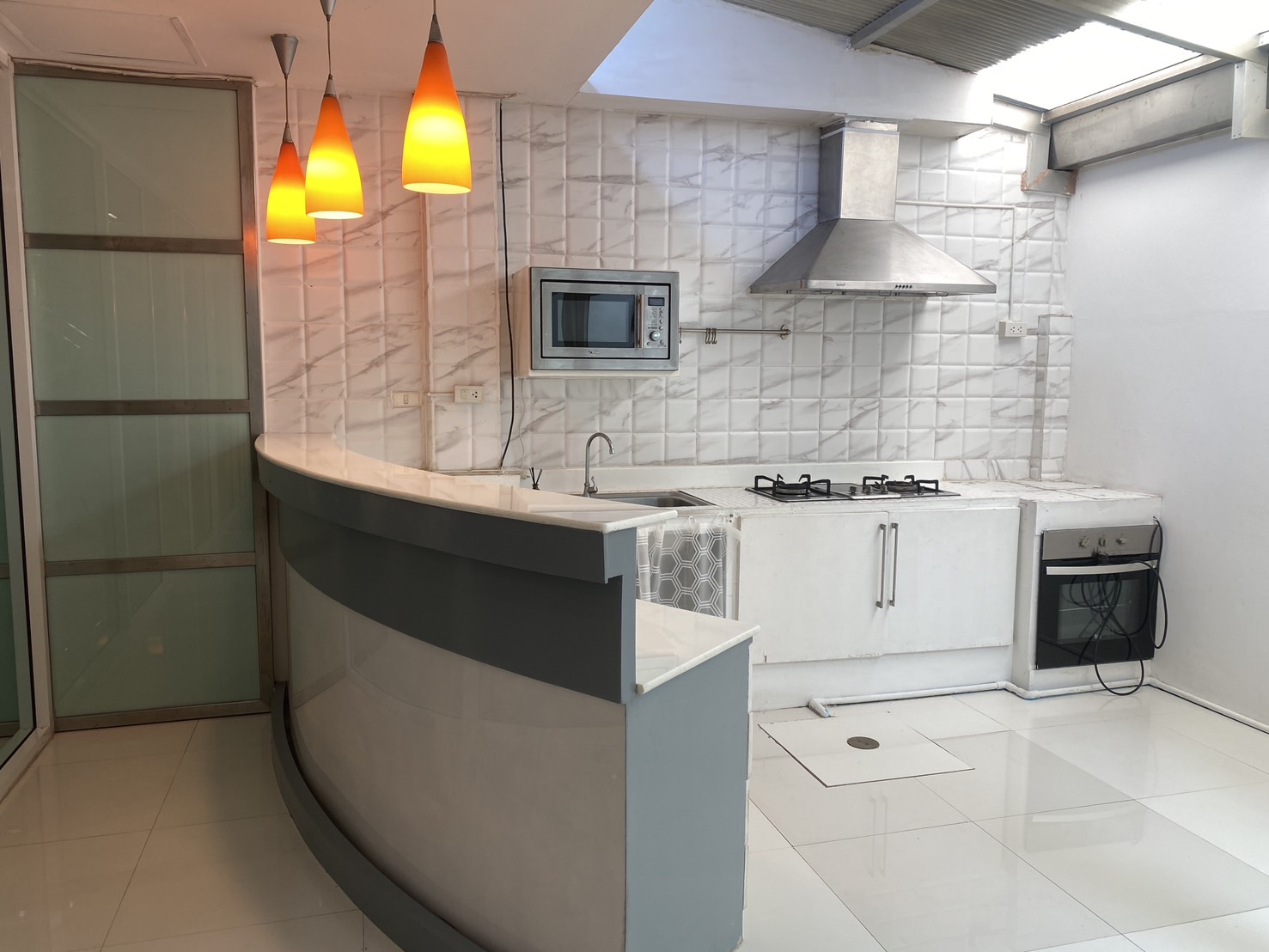 Urgent sale, 3 and a half story townhouse. Urgent sale, 3 and a half story townhouse.
