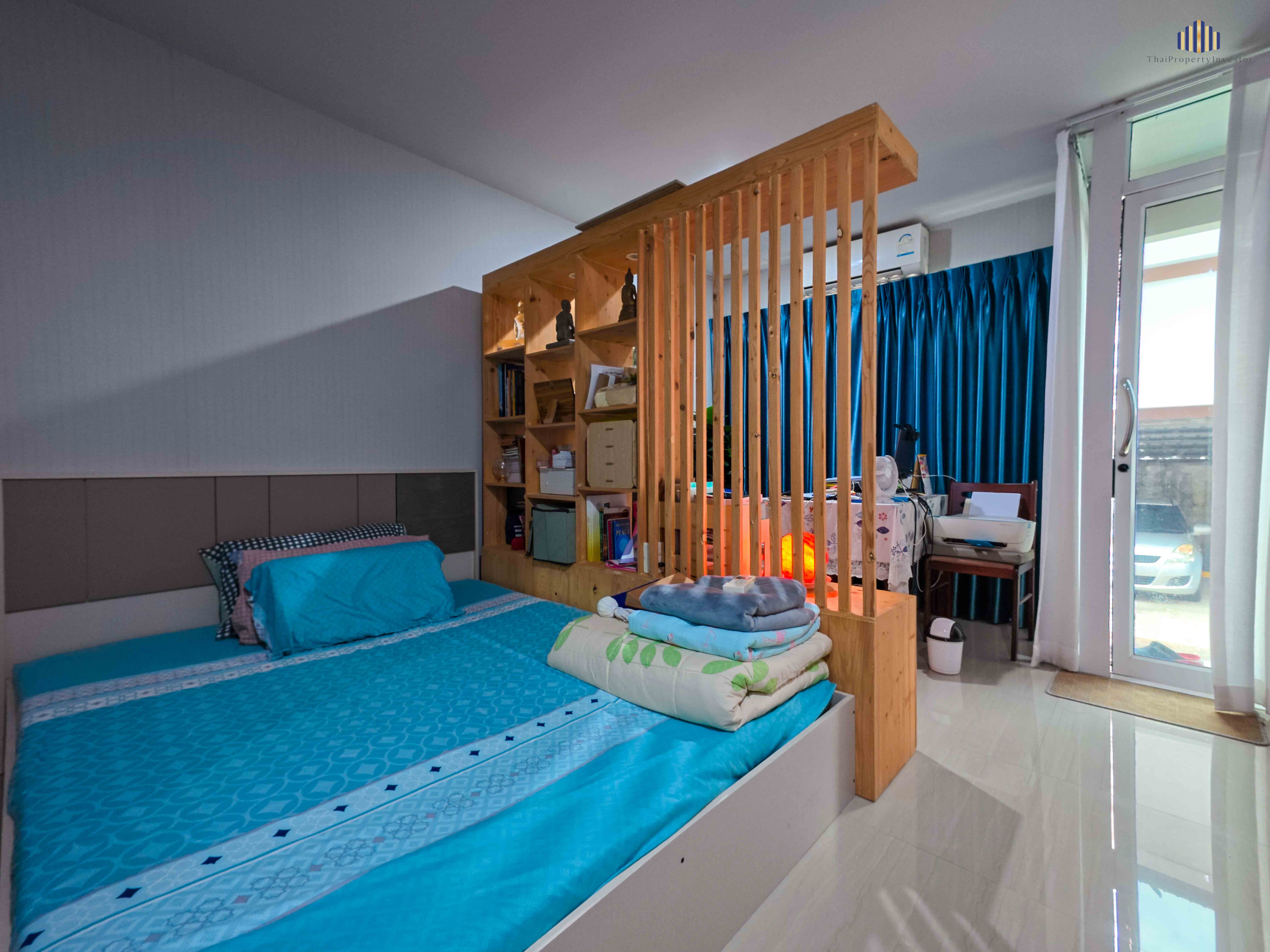 Urgent Sale! Ready-to-Move-In Large Studio Condo Klai Tawan Residence: 1st floor unit with a spacious 31.12 sq.m. layout, features a clearly partitioned kitchen and a full set of furniture. High-potential location with convenient access – รูปที่ 4