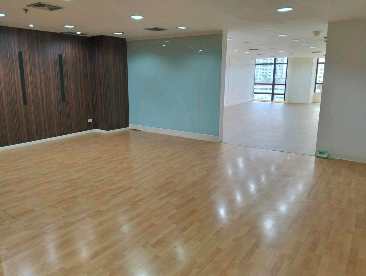 🏬🏬Office for rent, high floor, beautiful view, size 209 sq m, ITF Silom building. 
Consisting of 
- Reception area and a large office room
3 small office rooms
1 maids room 
1 electrical control room
3 bathrooms
3 parking spaces in the building – รูปที่ 2