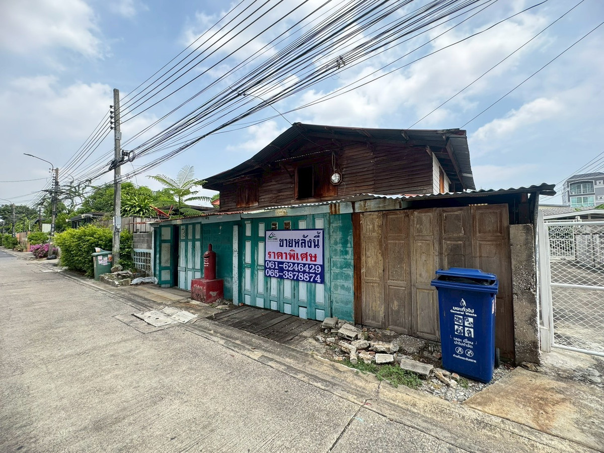 Land for rent, Soi Udomsuk 28, with wooden house **near BTS Udomsuk, very convenient to travel** (N.2064) Land for rent, Soi Udomsuk 28, with wooden house **near BTS Udomsuk, very convenient to travel** (N.2064)