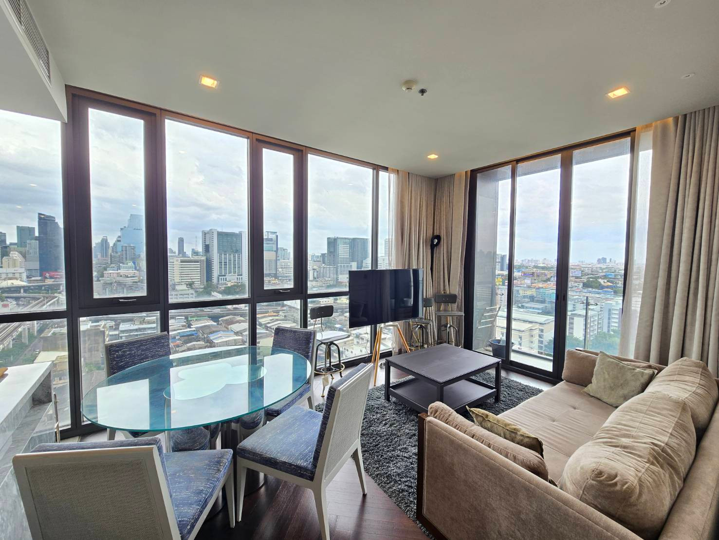 Elegant 2 Bedroom Residence with Open City View for Rent at The Monument Sanampao