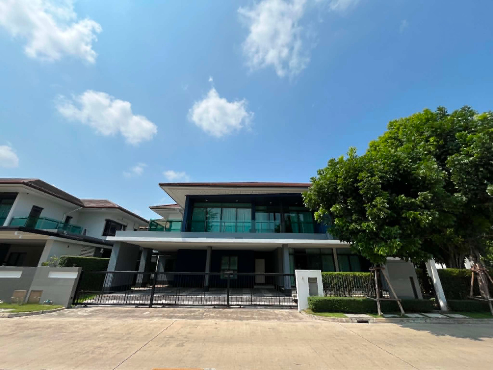 ให้เช่าบ้าน เศรษฐสิริ กรุงเทพกรีฑา 5 ห้องนอน 5 ห้องน้ำ พร้อมเฟอร์นิเจอร์เต็มเข้าอยู่ได้เลย 