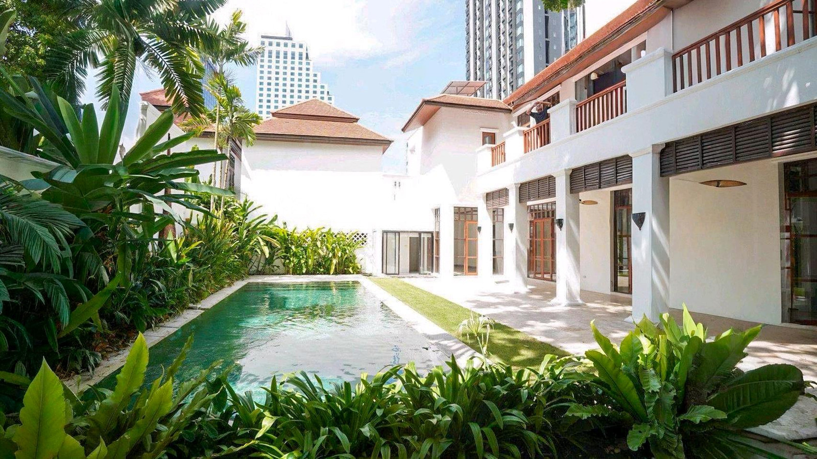 Big house for rent, 200 sq m, Sukhumvit 23, city center, 5 bedrooms, ready to move in.