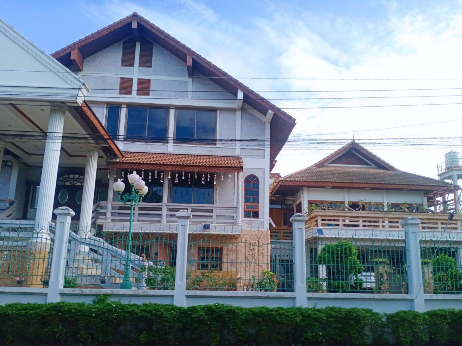 ขาย บ้านไม้สักหลังใหญ่  3 ชั้น หมู่บ้านกฤษดานคร29  และเรือนรับรอง บิลท์อินน์ทั้งหลัง ติดทะเลสาบ เนื้อที่ 268.8 ตารางวา – รูปที่ 3