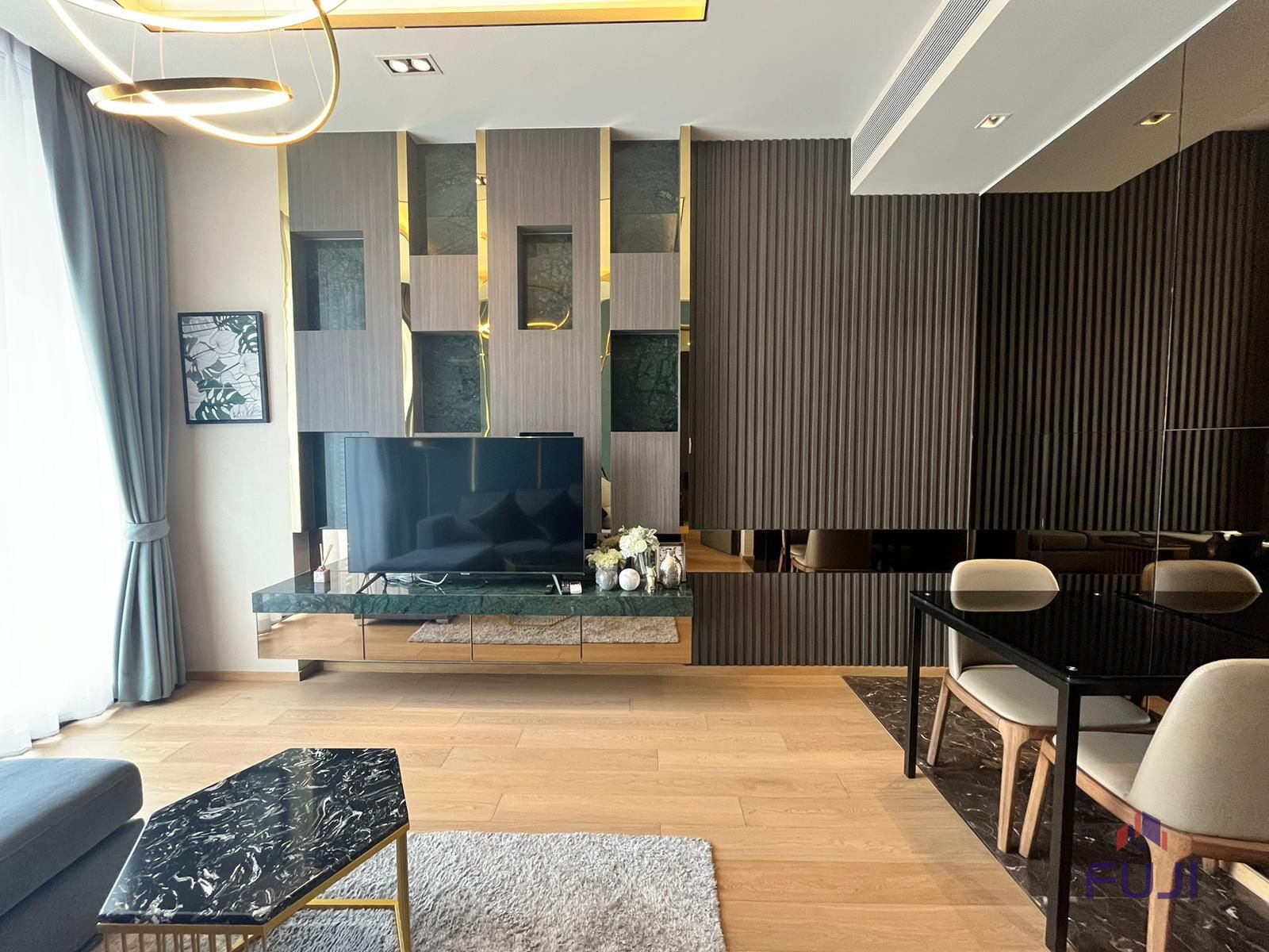 ที่สุดแห่งความลักชัวรีใจกลางเมือง: คอนโด 1 ห้องนอน Simplex ที่ 28 Chidlom – รูปที่ 2