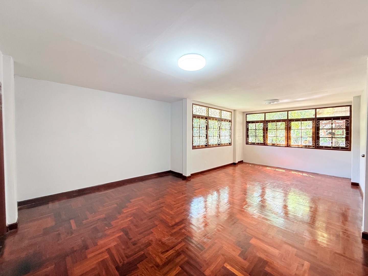 2-story detached house for sale, Lat Pla Khao 17, suitable for renovation to make a profit. 2-story detached house for sale, Lat Pla Khao 17, suitable for renovation to make a profit.