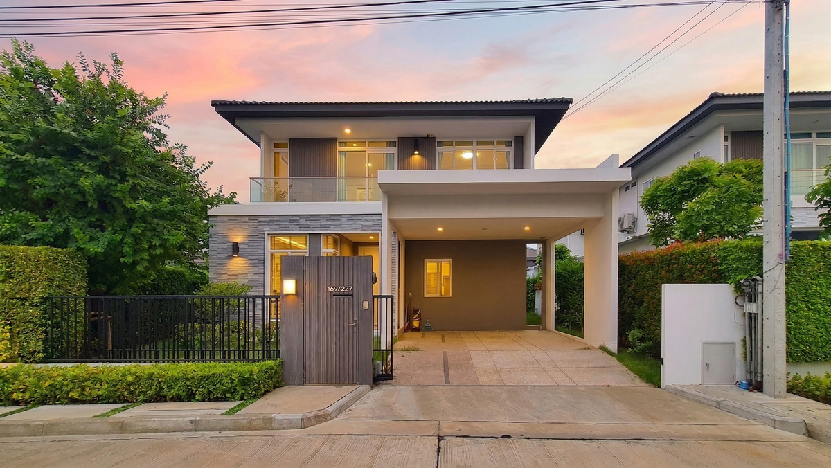 [Beautiful, ready to move in] Single house, Manthana Westgate, 185 sq m, 4 bedrooms, near Central, luxury brand from L&H, complete built-in kitchen. Finished in one place