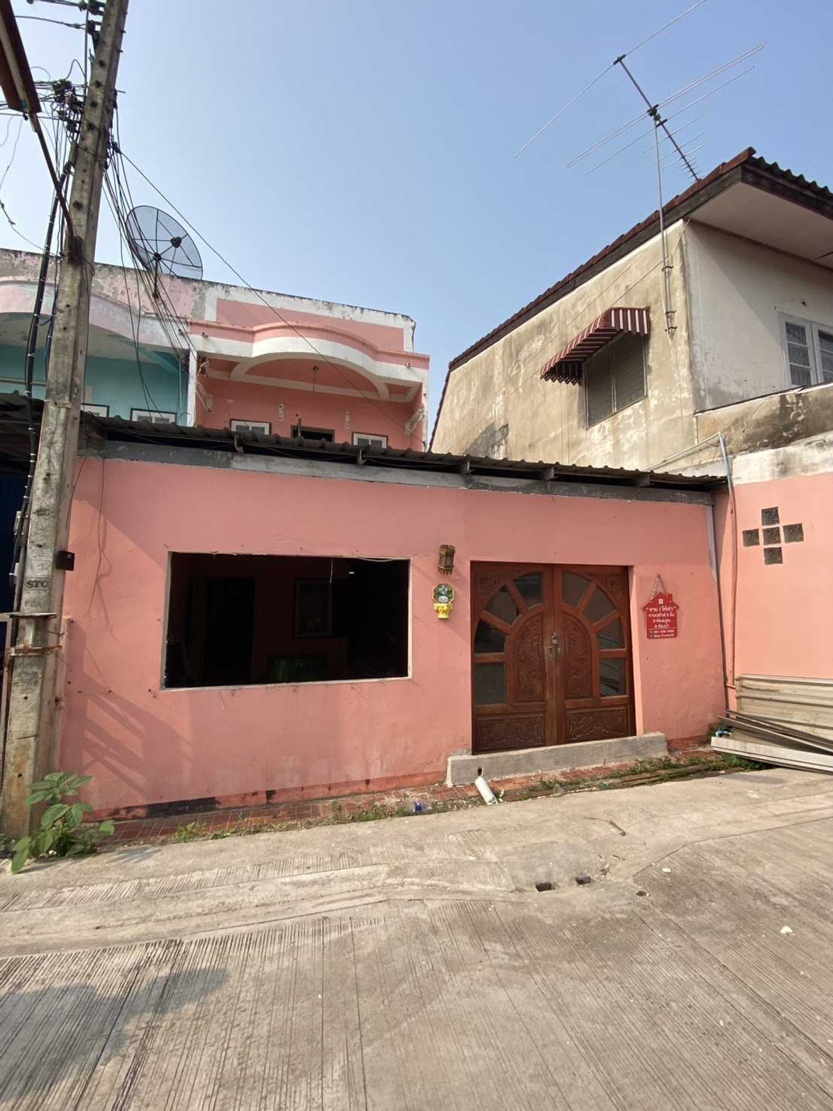 Townhouse in the city center Currently being upgraded to a 5-bedroom dormitory. You can invest in it immediately. Townhouse in the city center Currently being upgraded to a 5-bedroom dormitory. You can invest in it immediately.