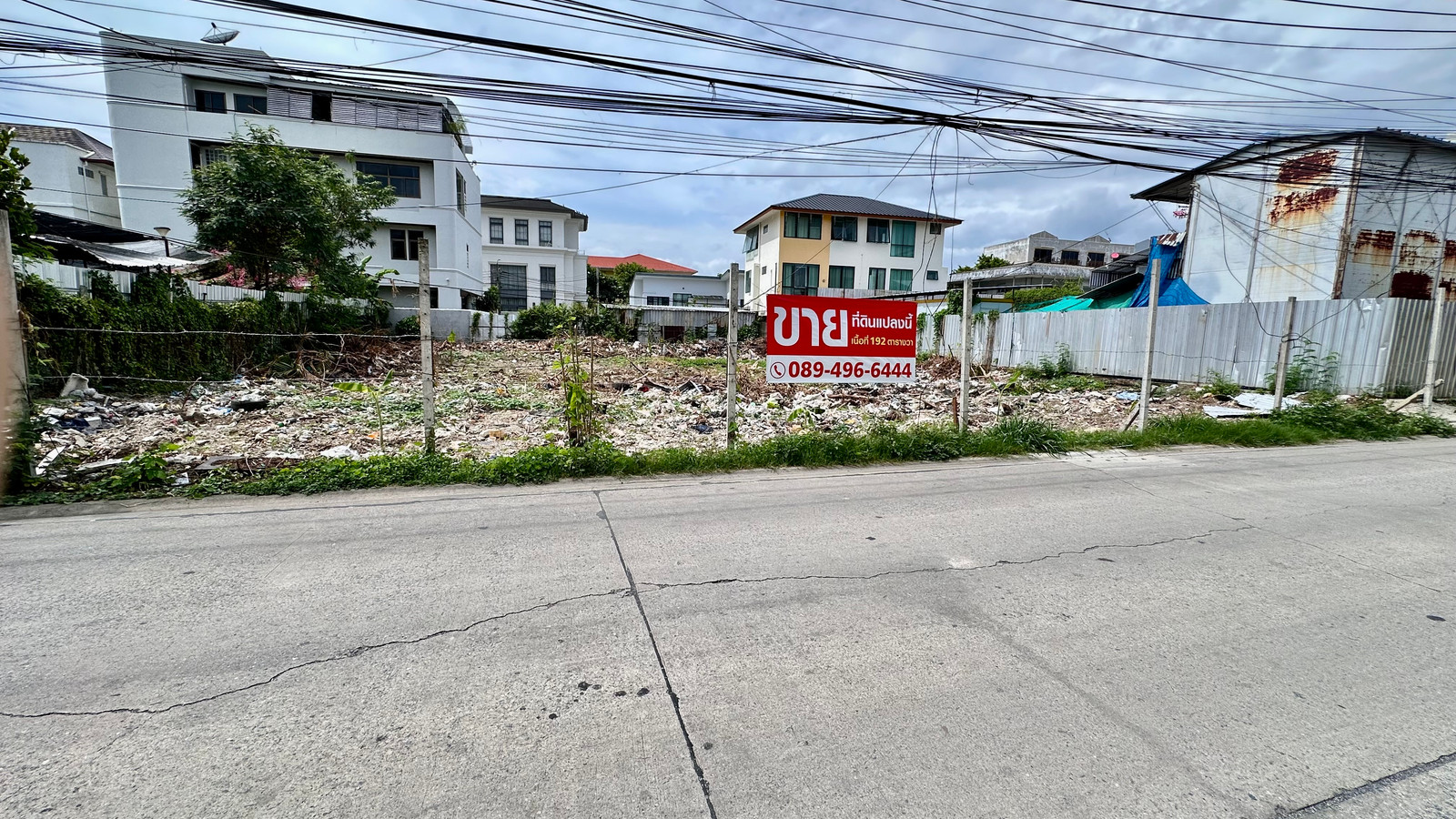 Land in Soi ABC (Kamnerdsap 2), area 192 sq m, 2 ways to enter and exit (Phet Phra Ram Road and Pradit Manutham Road), very good location, close to the city center, Ekkamai, Thonglor.