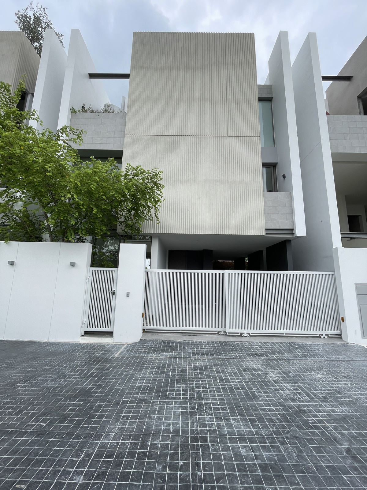Luxurious 4-storey detached house for sale | Maximum privacy, only 8 units #No common fees for life #Close to Samitivej only 500 meters