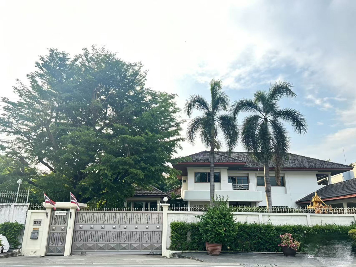 Large detached house for rent, Rama 2 Soi 33, 4 bedrooms, 4 bathrooms, 2 living rooms, 1 servant room, parking for about 8 cars, has a garden, exercise room. The house is most beautifully decorated.