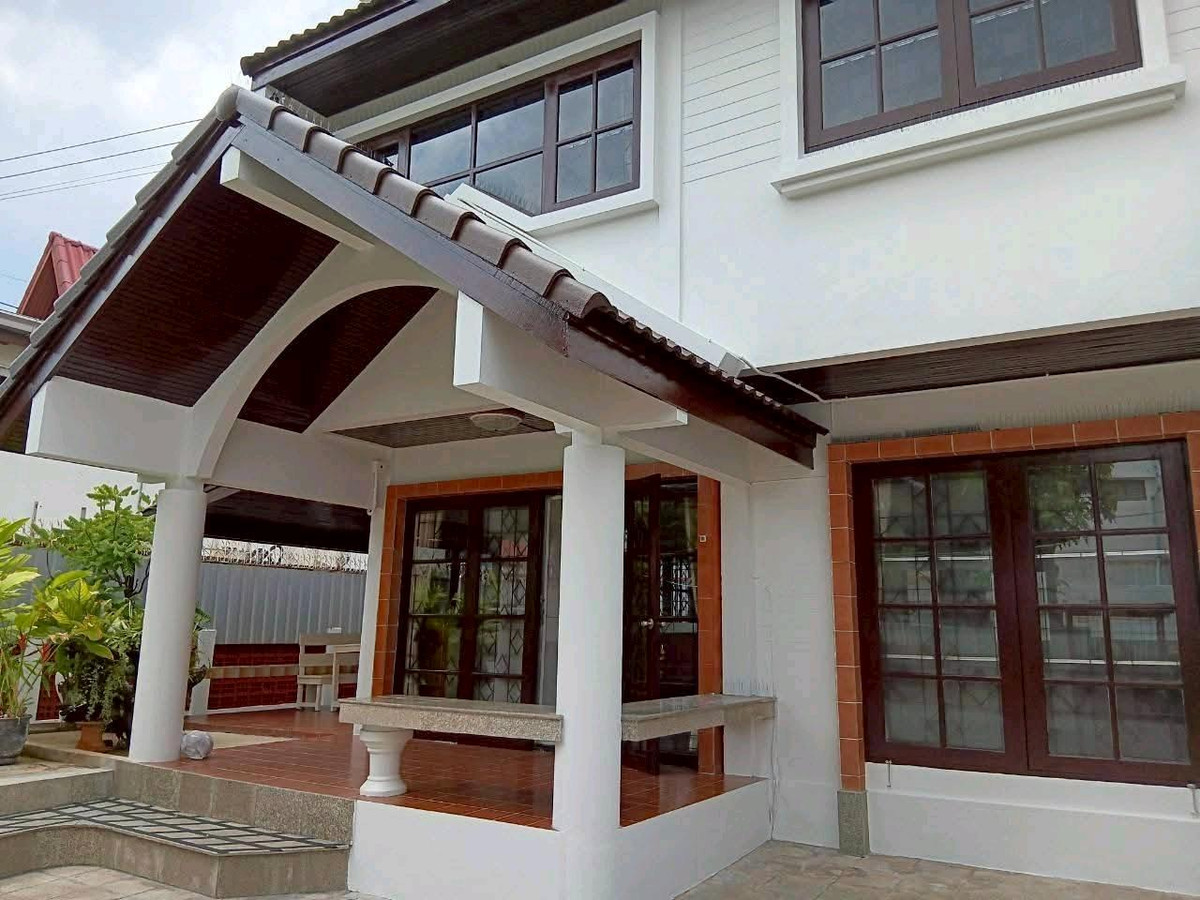 For rent, 2-story detached house, Soi Sukhumvit 54 , entrance of the alley next to the Phra Khanong District Office 🚗 accessible to both Sukhumvit 50 and Sukhumvit 62. For rent, 2-story detached house, Soi Sukhumvit 54 , entrance of the alley next to the Phra Khanong District Office 🚗 accessible to both Sukhumvit 50 and Sukhumvit 62.