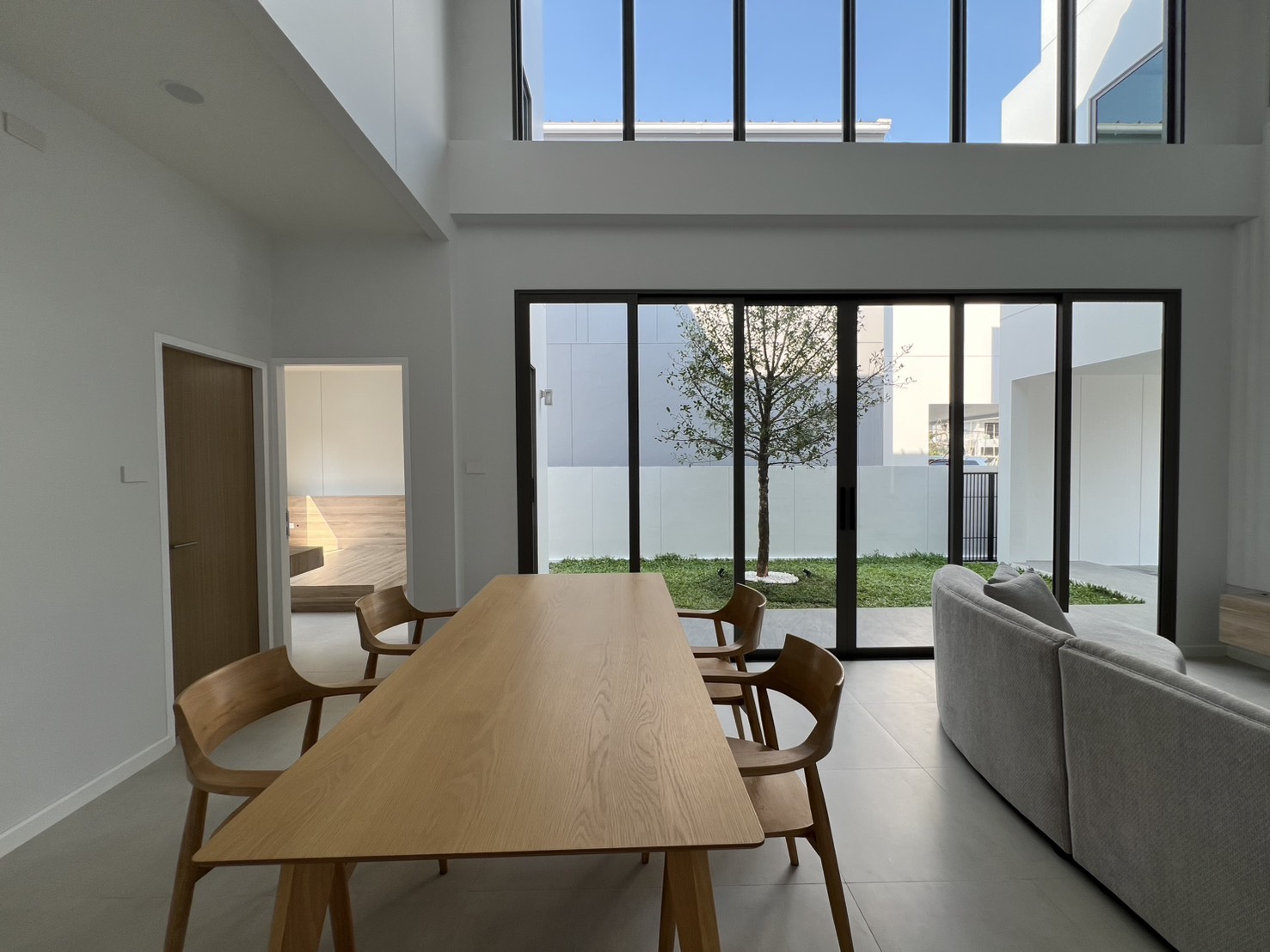 บ้านเดี่ยวสไตล์ Modern Minimal (สันปูเลย) พร้อม Private Courtyard ฟรี Fixed Furniture ทั้งหลัง – รูปที่ 2