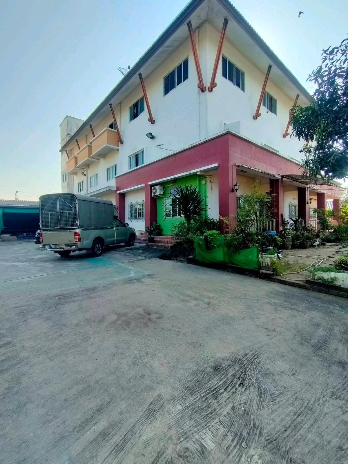 ขายโรงงาน@โกดังขายที่ 1 ไร่ พร้อมอาคารพาณิชย์ 3 ชั้น(ซ.เรณู) ซ.เอกชัย, บางบอน 5 ซ.1 กรุงเทพฯ
• หน้ากว้างติดถนน 40 เมตร ถมสูง มีรั้วรอบ ที่ดินผังสีเขียว อยู่ในโซนโรงงานขนาดเล็ก-กลาง

• พื้นที่ว่าง 200 ตร.วา พื้นที่อาคาร 200 ตร.วา เหมาะสำหรับสำนักงาน โรงงาน – รูปที่ 4