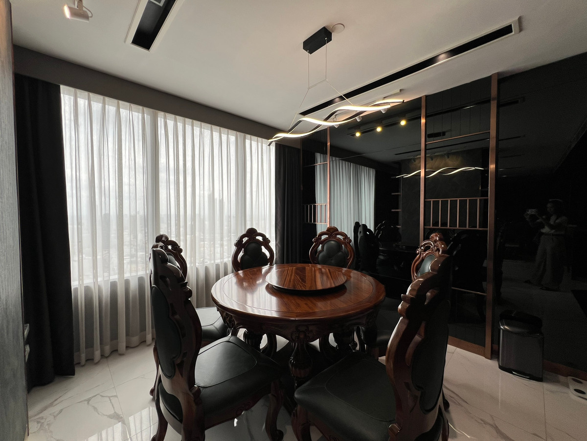 Luxurious penthouse in the heart of the business district Ready for you and your favorite pet to move in today! Luxurious penthouse in the heart of the business district Ready for you and your favorite pet to move in today!