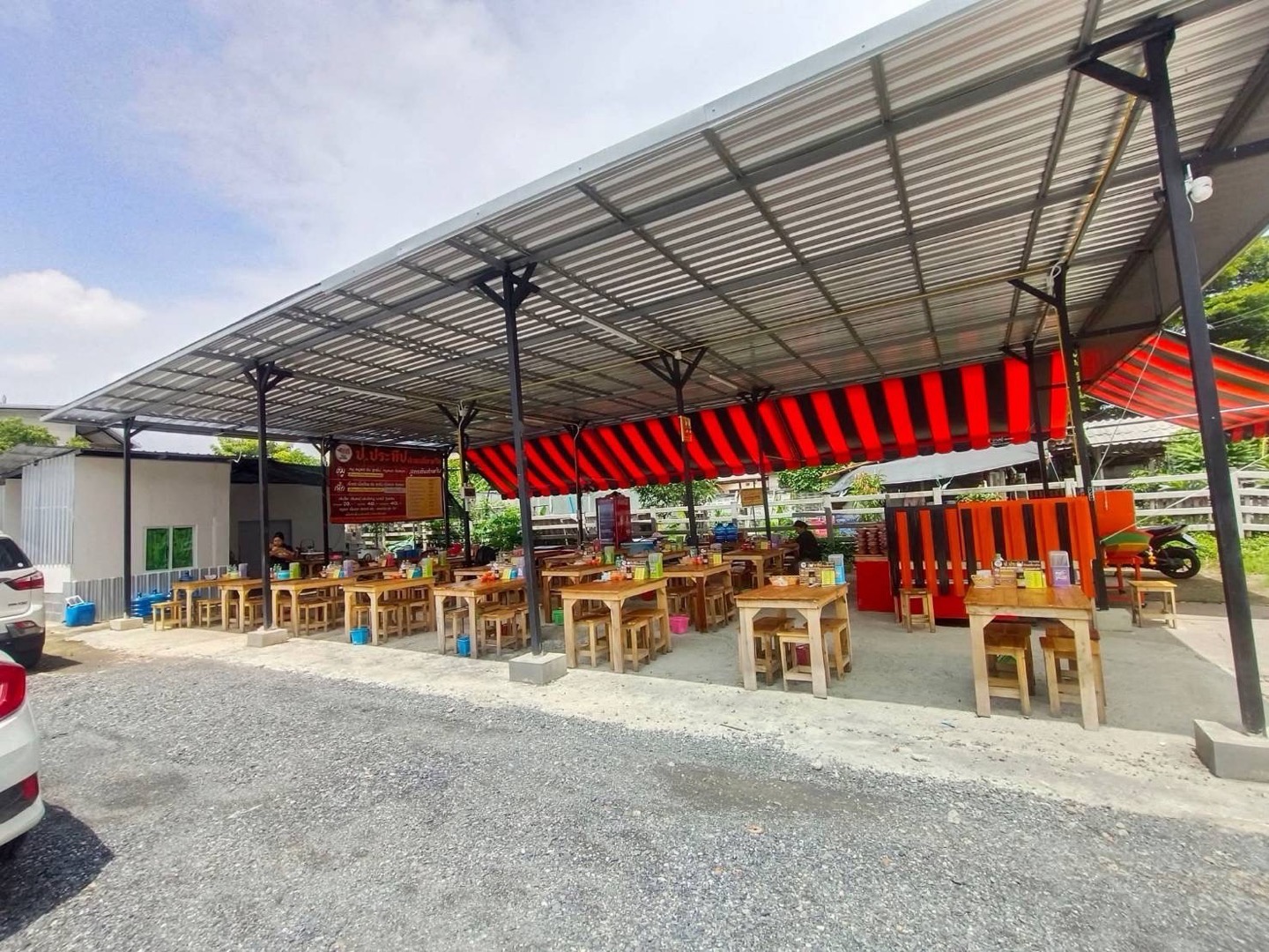 Land for rent with steel structure and rear accommodation. Ready to start business immediately In Soi Vibhavadi Rangsit 60 127 sqw. Land for rent with steel structure and rear accommodation. Ready to start business immediately In Soi Vibhavadi Rangsit 60 127 sqw.