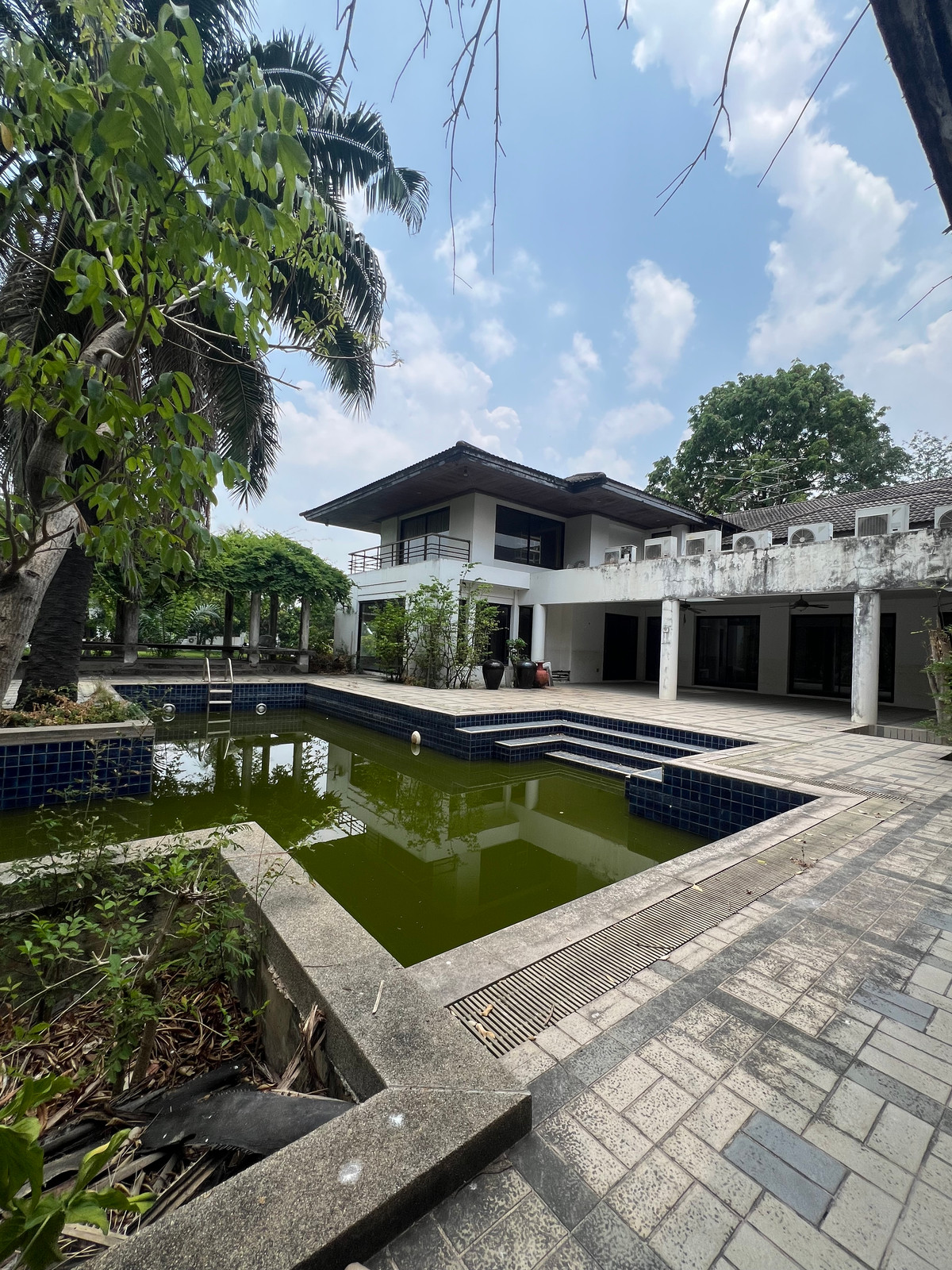 คฤหาสน์หรูสไตล์รีสอร์ท บนที่ดินเกือบ 2 ไร่ (787 ตร.ว.) วิวสนามกอล์ฟเมืองเอก รังสิต – รูปที่ 2
