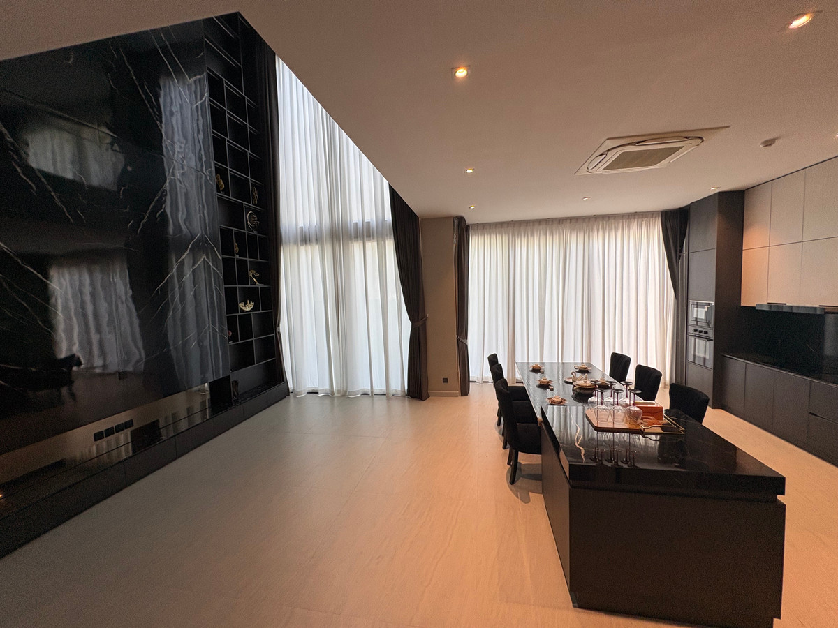 Fully furnished and ready to move in. CornerUltimate Luxury Penthouse in the City Center! For Rent: 3.5-Storey Luxury Home with Private Pool &amp; Elevator at ARTALE Asoke–Rama 9 by Ananda 546 SQ.M | 6 Bedrooms | 4 Bathrooms | 3 Parking Spaces Urgent List
