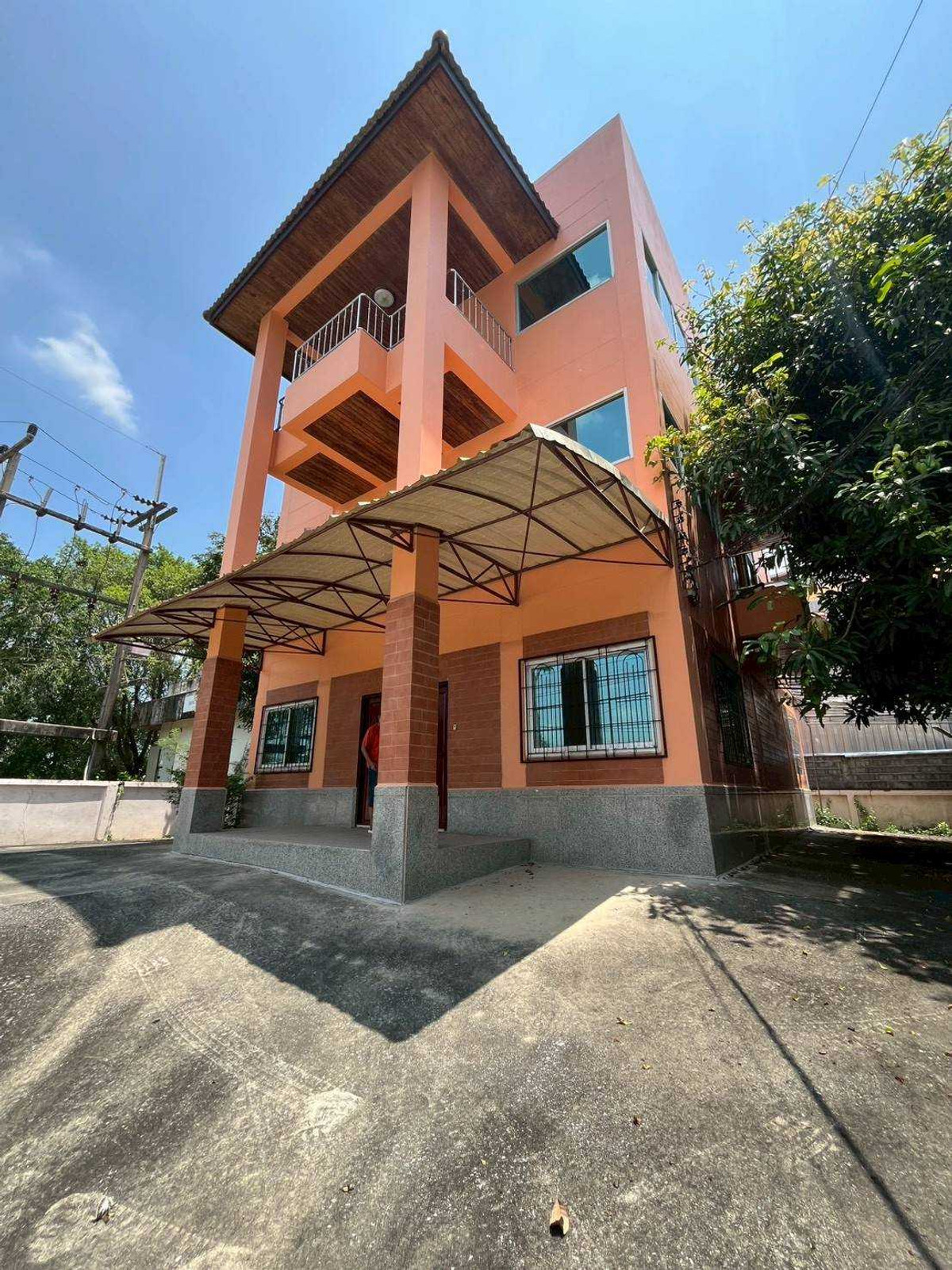 Townhome for Sale: Phoenix Park (Soi Iyara 28) 345 sq.m. Near Talaad Thai