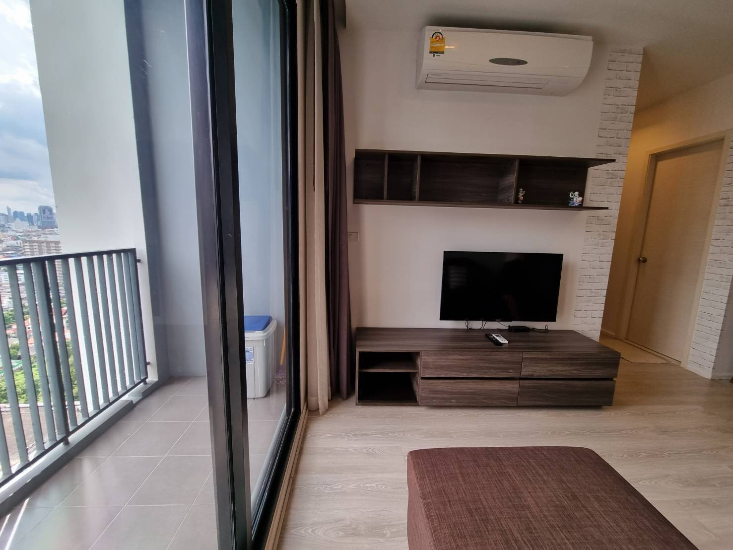 The price is extremely cheap!!!! Quinn ratchada17 rent only 20,000, very large room 46sqm, only 300m from Sutthisan MRT. You can make an appointment to view at 064-6696546 Minnie.