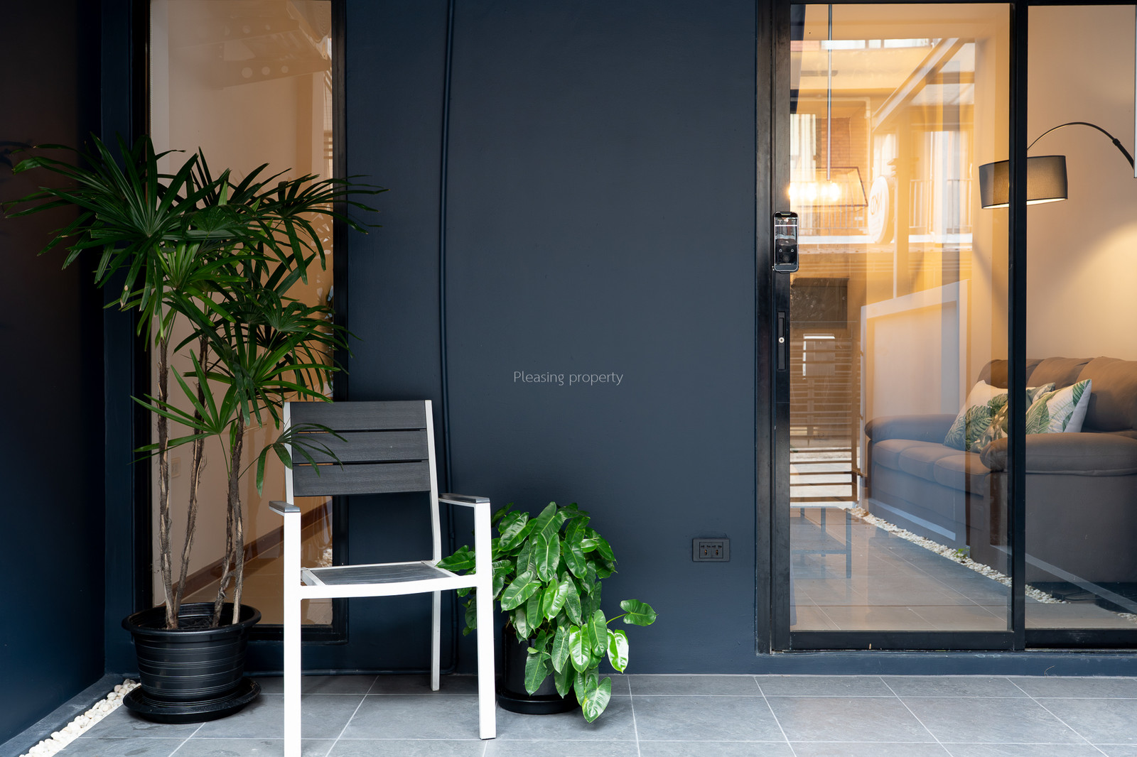 Newly renovated home office, walk to MRT Si Rat in 10 minutes, able to register a company. Newly renovated home office, walk to MRT Si Rat in 10 minutes, able to register a company.