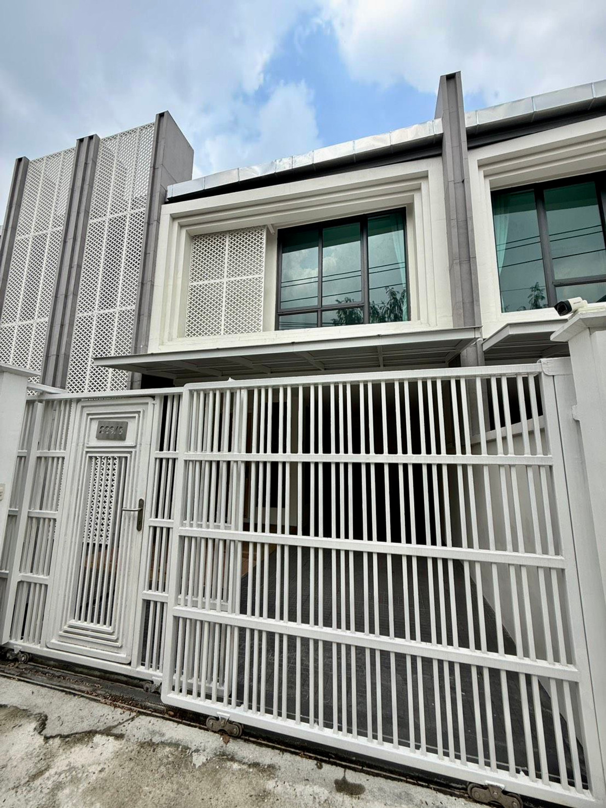 Luxury Townhome for Rent at Klang Ni Was Sukhumvit 49 Prime Central Sukhumvit Location Spacious and Fully Functional (Pet friendly) Luxury Townhome for Rent at Klang Ni Was Sukhumvit 49 Prime Central Sukhumvit Location Spacious and Fully Functional (Pet friendly)