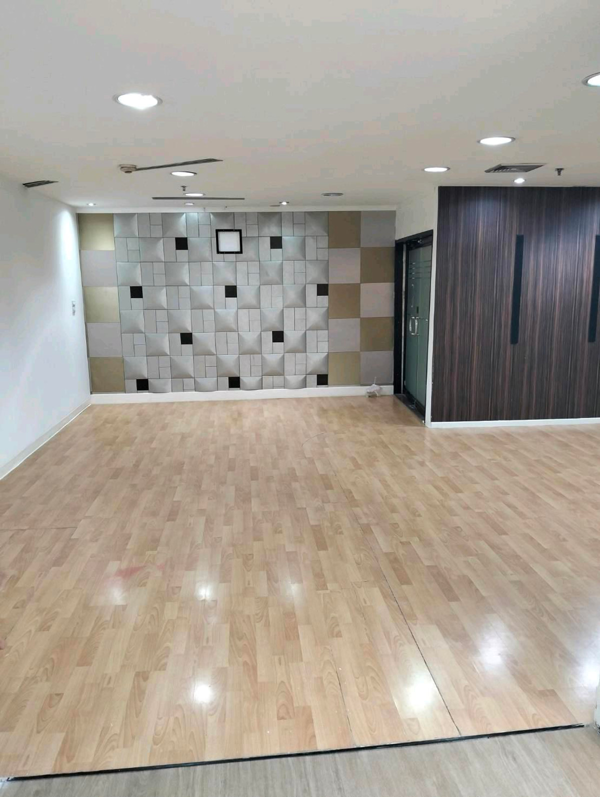 🏬🏬Office for rent, high floor, beautiful view, size 209 sq m, ITF Silom building.
Consisting of
- Reception area and a large office room
3 small office rooms
1 maids room
1 electrical control room
3 bathrooms
3 parking spaces in the building 🏬🏬Office for rent, high floor, beautiful view, size 209 sq m, ITF Silom building.
Consisting of
- Reception area and a large office room
3 small office rooms
1 maids room
1 electrical control room
3 bathrooms
3 parking spaces in the building