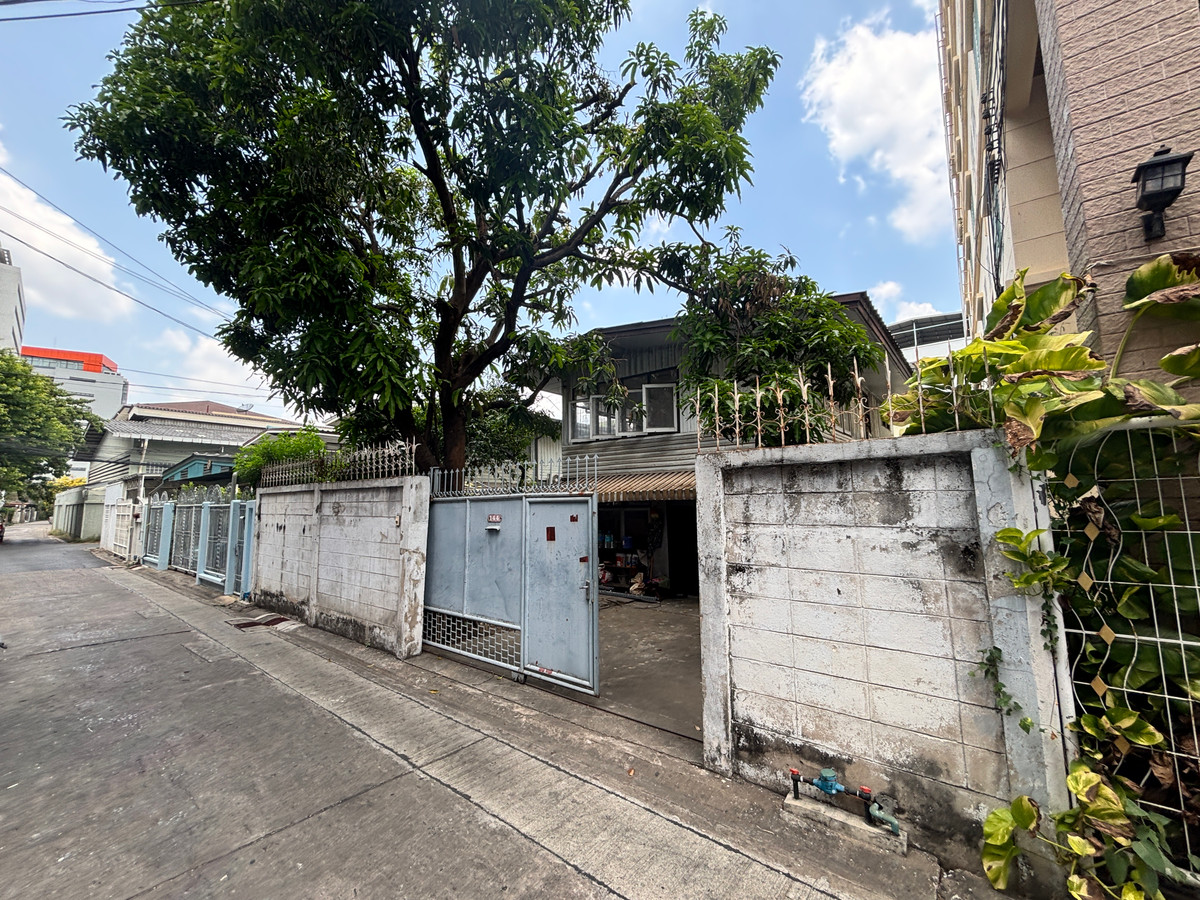 Single house for rent, Soi Wong Sawang 7, cheap price, near King Mongkuts University of Technology North Bangkok.