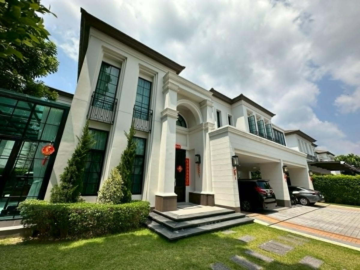 Baan Sansiri Pattanakarn for sale - Baan Sansiri Pattanakarn on an area of ​​163.5 sq m, 500 sq m, 4 bedrooms, 6 bathrooms, parking for 4-6 cars in the house.