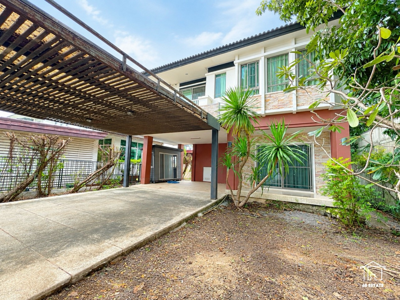 For rent **Manthana Lake Watcharapol** Single house corner plot = 4 bedrooms, 3 bathrooms = only 100 m. from the central lake.