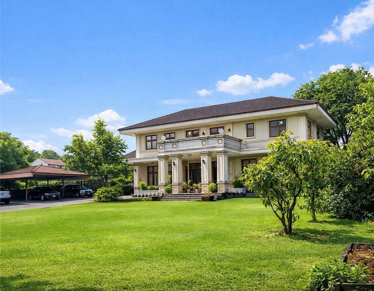 Rare land 587 sq.w in Navatanee Golf Community, surrounded by greenery and canals on two sides. High privacy, ideal for large family living with flexible layout potential.