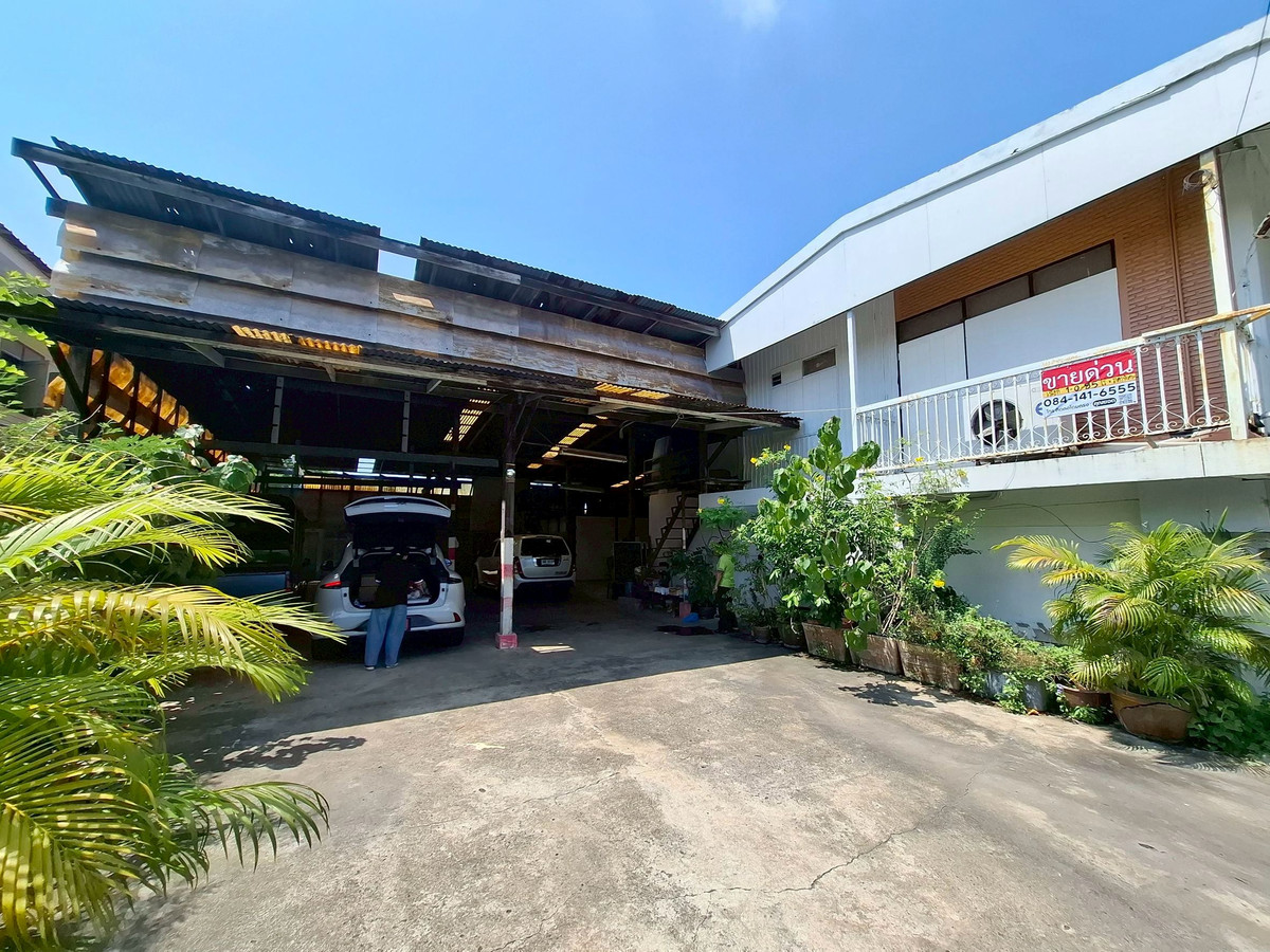 Warehouse building with structures near the BTS Green Line (Pak Nam Station), Soi 8, Moo 4, Sai Luat Soi, Samut Prakan Municipality, Pak Nam Subdistrict, Mueang Samut Prakan District, Samut Prakan. ⚡Cheap Price! 15,000,000 Baht⚡